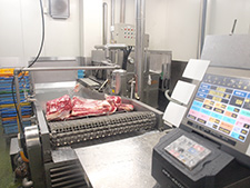 整形された牛肉を真空パック、急速冷却する自動パックライン。
